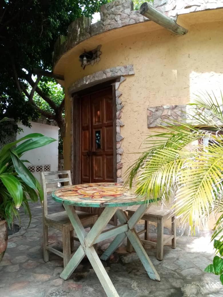 Kokrobite Gardens Restaurant And Guest House Exterior photo